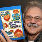 Kinderbuchautor Paul Maar zeigt eines seiner Bücher