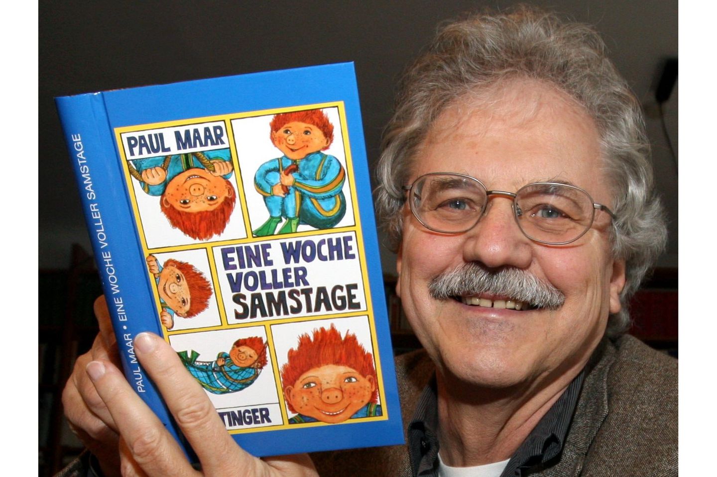 Das Sams: Rüsselnase, Taucheranzug und Wunschpunkte Kinderbuchautor Paul Maar zeigt eines seiner Bücher