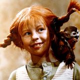 PIPPI LANGSTRUMPF zusammen mit ihrem Affen "Herr Nilsson" auf der Schulter, Filmszene von 1969.