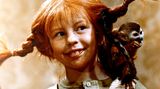 PIPPI LANGSTRUMPF zusammen mit ihrem Affen "Herr Nilsson" auf der Schulter, Filmszene von 1969.