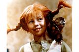 PIPPI LANGSTRUMPF zusammen mit ihrem Affen "Herr Nilsson" auf der Schulter, Filmszene von 1969.