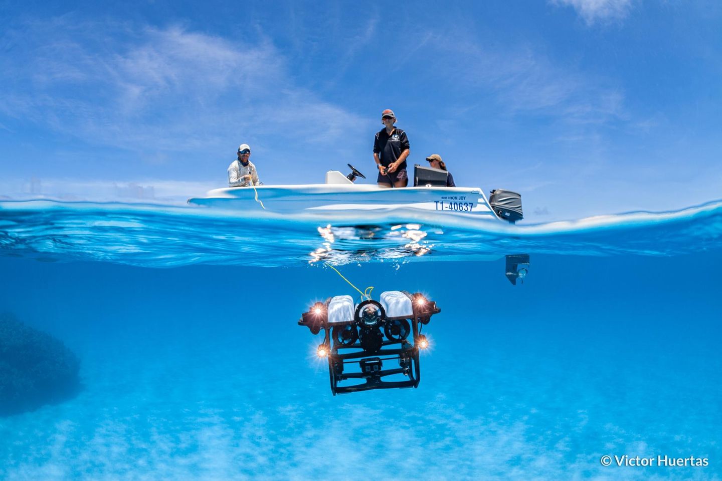 Er soll unser Verständnis vom Leben unter Wasser bereichern: ein kleiner, kabelgebundener Tauchroboter, ausgestattet mit Foto- und Videokameras. Vom Boot aus steuert ein Wissenschaftler das "Remotely Operated Vehicle", kurz ROV. Das Instrument kann in Tiefen vordringen, die für Taucher*innen unerreichbar sind. Das Team des Hoey Reef Ecology Lab habe mit Hilfe von ROVs unser Wissen um die Verbreitung etlicher Fischarten erweitert, schreibt die Jury: Die Tauchroboter spürten Spezies in Tiefen auf, in denen sie nie zuvor beobachtet worden waren. Das Foto entstand vor der Ostküste Australiens und gewann den ersten Platz in der Kategorie "Forschung in Aktion".
