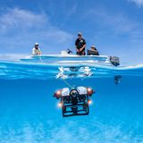 Er soll unser Verständnis vom Leben unter Wasser bereichern: ein kleiner, kabelgebundener Tauchroboter, ausgestattet mit Foto- und Videokameras. Vom Boot aus steuert ein Wissenschaftler das "Remotely Operated Vehicle", kurz ROV. Das Instrument kann in Tiefen vordringen, die für Taucher*innen unerreichbar sind. Das Team des Hoey Reef Ecology Lab habe mit Hilfe von ROVs unser Wissen um die Verbreitung etlicher Fischarten erweitert, schreibt die Jury: Die Tauchroboter spürten Spezies in Tiefen auf, in denen sie nie zuvor beobachtet worden waren. Das Foto entstand vor der Ostküste Australiens und gewann den ersten Platz in der Kategorie "Forschung in Aktion".