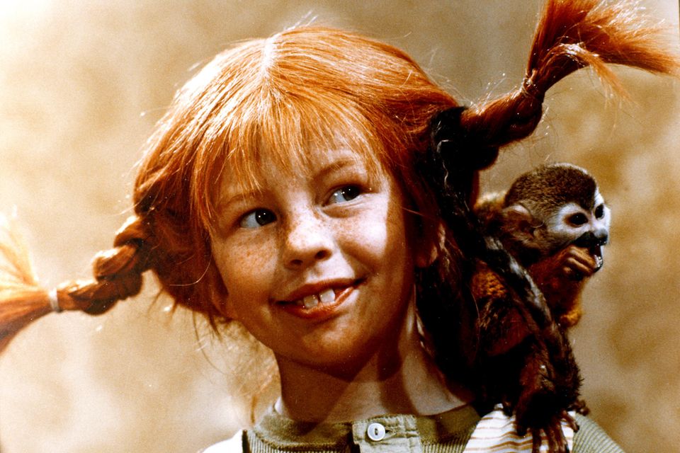 PIPPI LANGSTRUMPF zusammen mit ihrem Affen "Herr Nilsson" auf der Schulter, Filmszene von 1969.