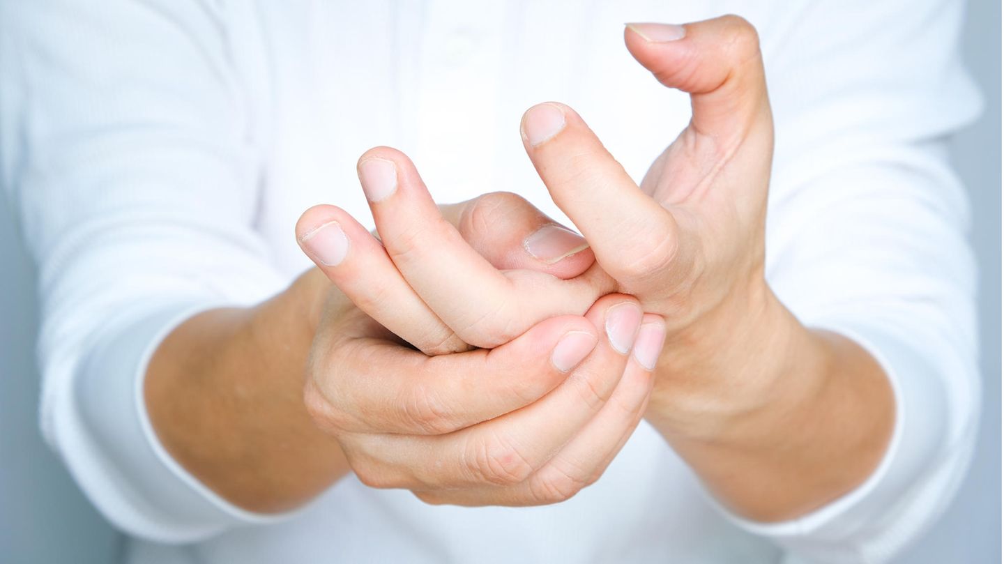 Gelenke an der Hand werden geknetet