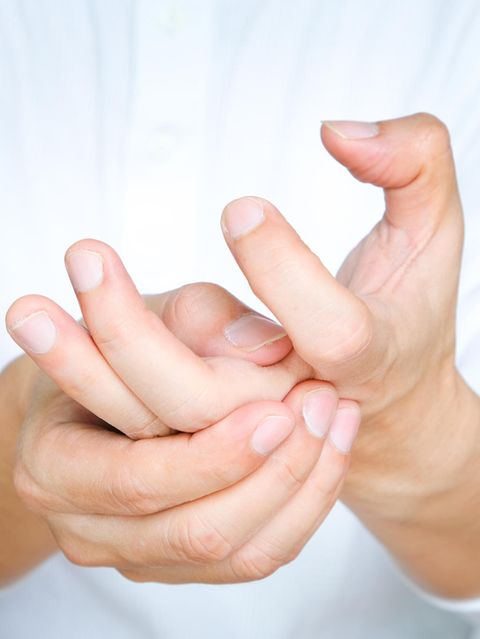 Gelenke an der Hand werden geknetet