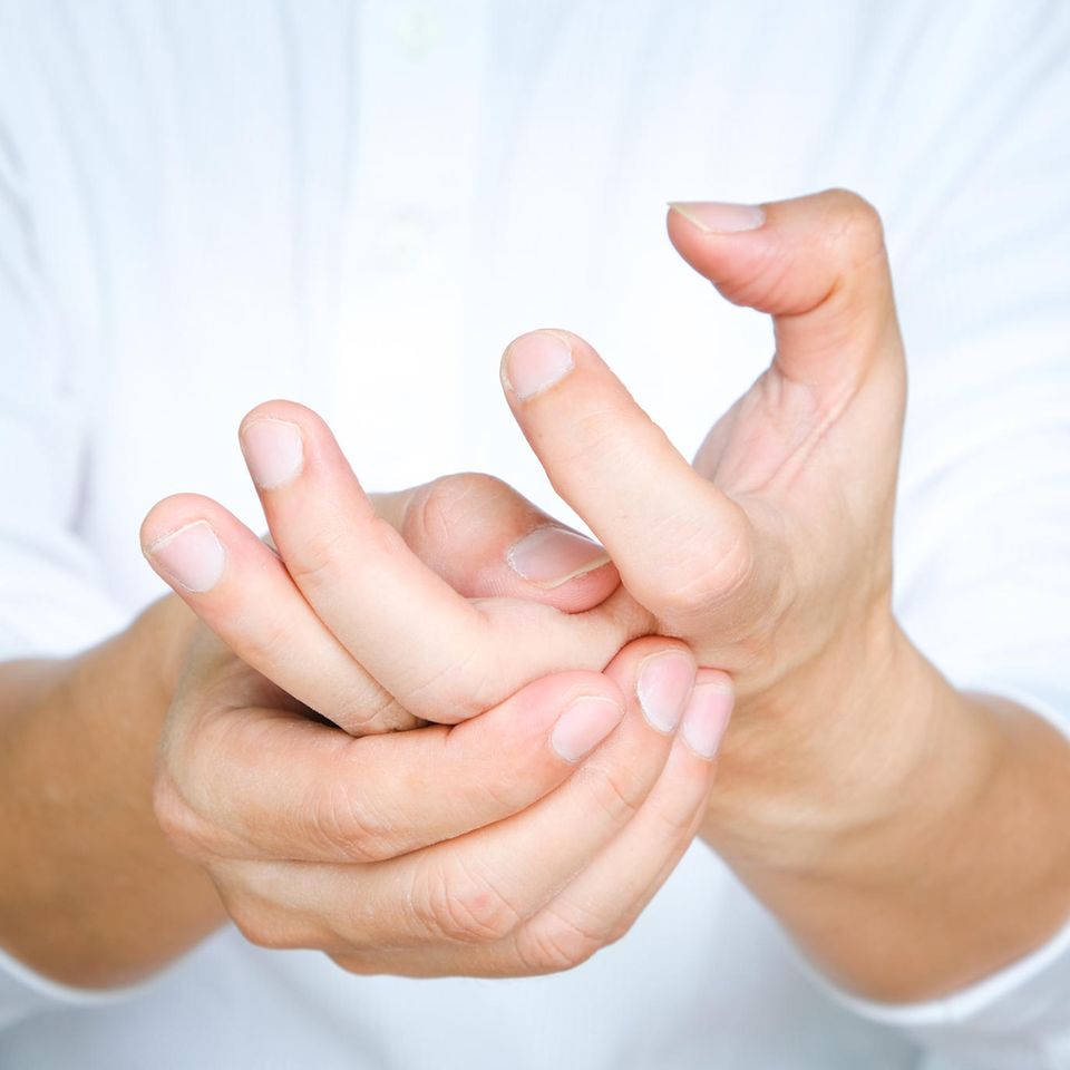 Gelenke an der Hand werden geknetet