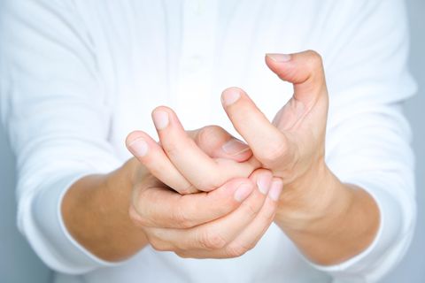 Gelenke an der Hand werden geknetet