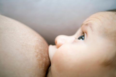 Mutter und Baby beim Stillen