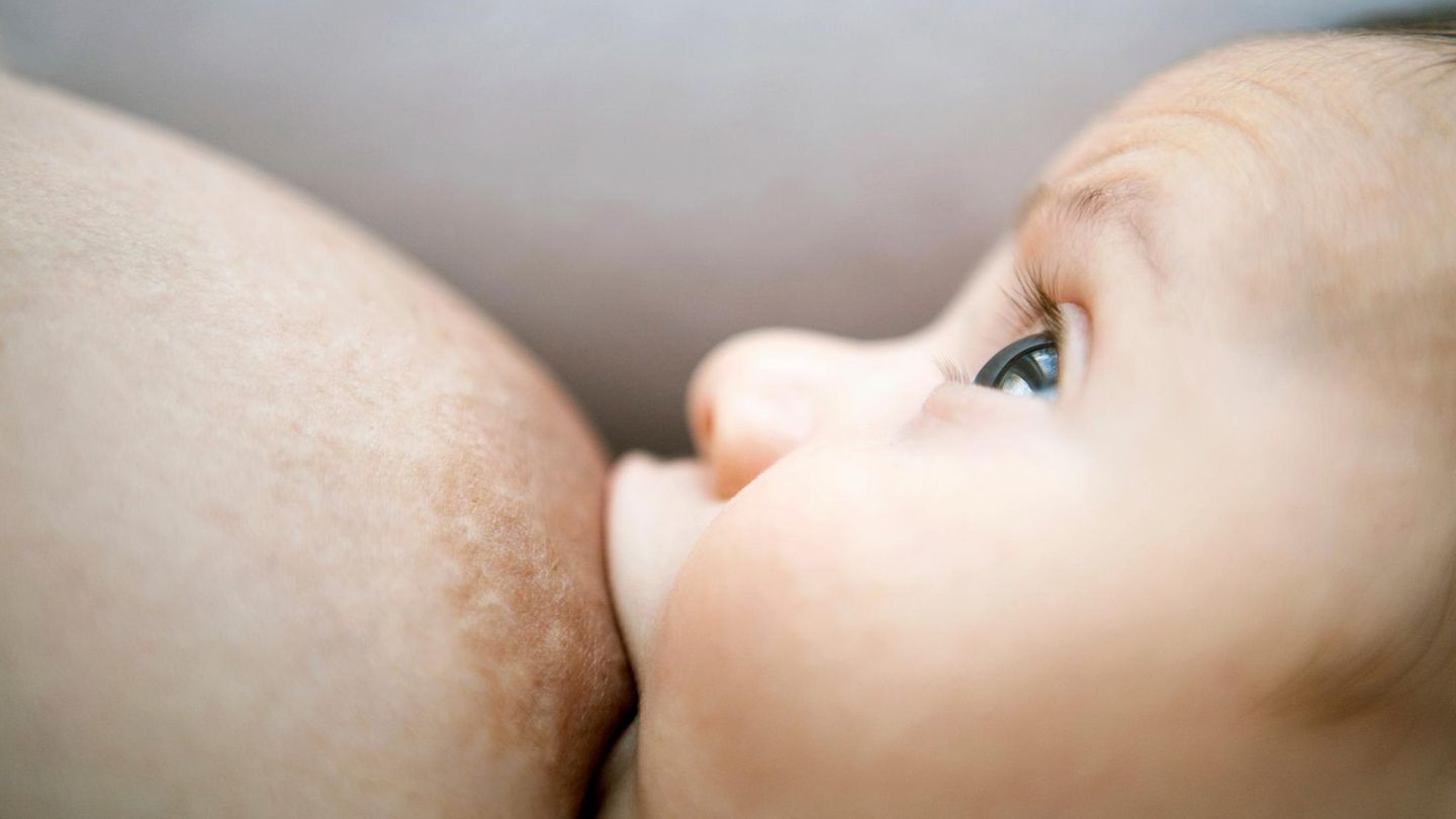 Mutter und Baby beim Stillen