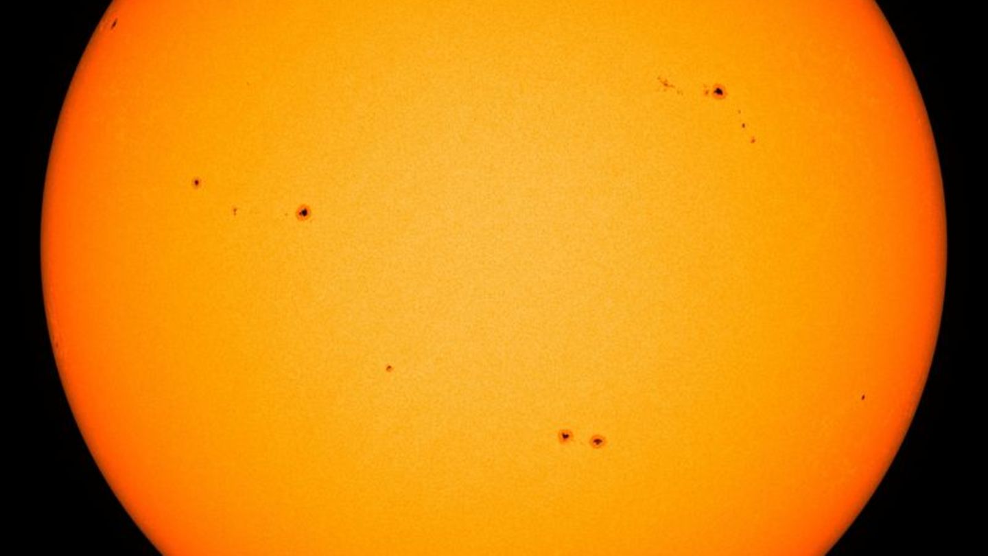 Sonnenflecken sind auf der Oberfläche der Sonne zu sehen