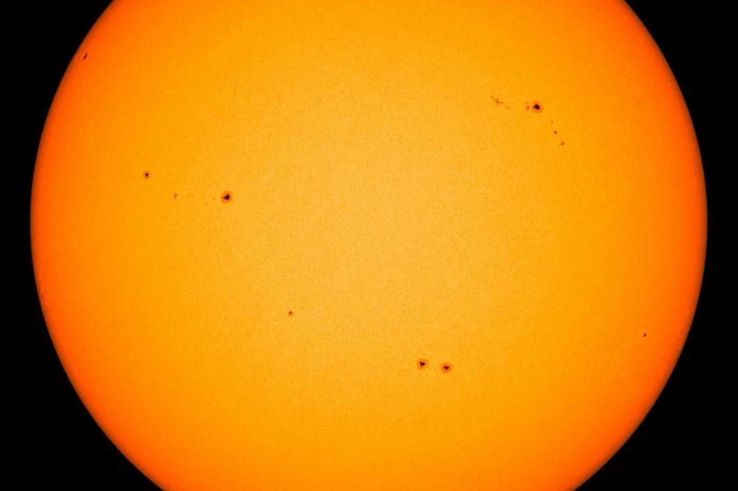 Sonnenflecken sind auf der Oberfläche der Sonne zu sehen