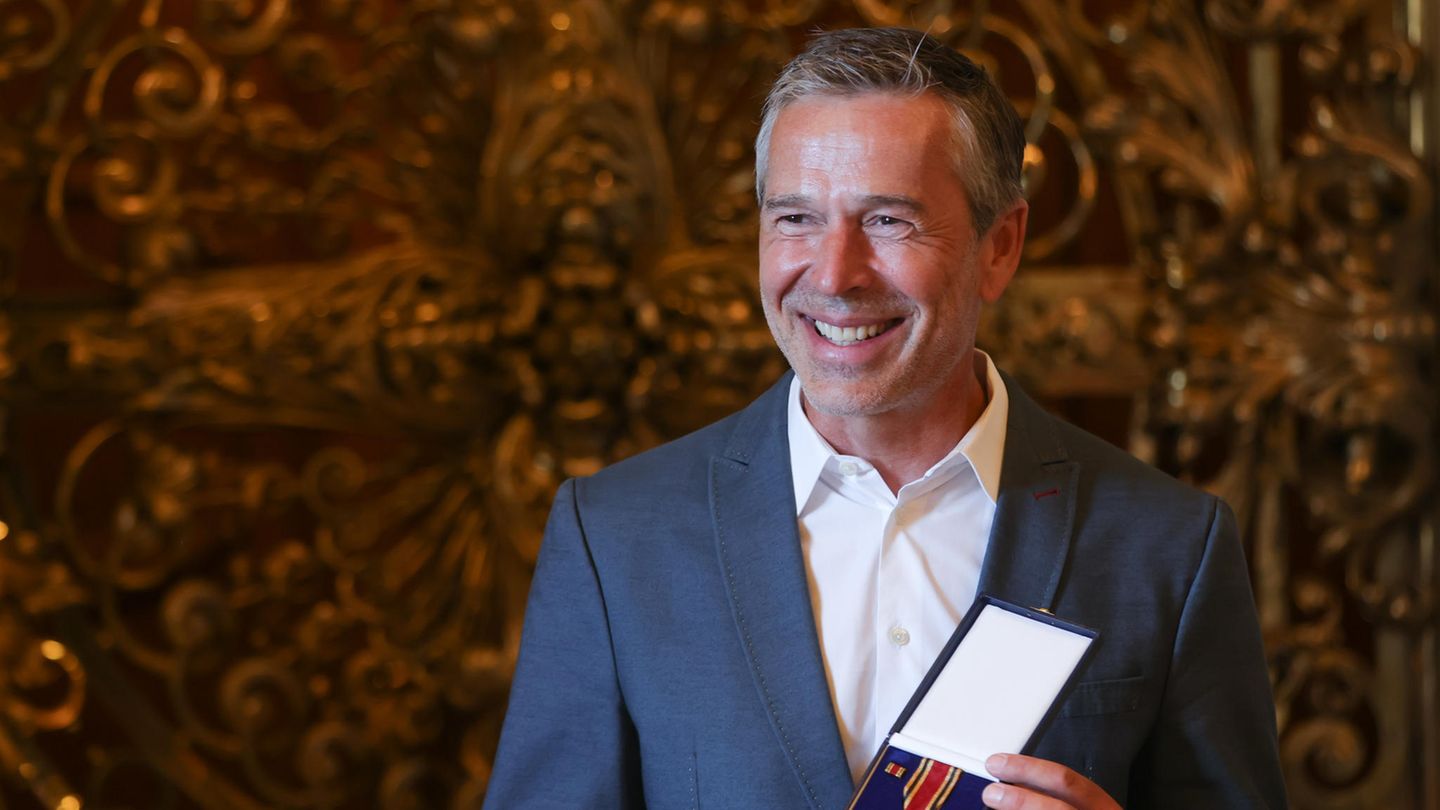 Dirk Steffens mit Bundesverdienstkreuz