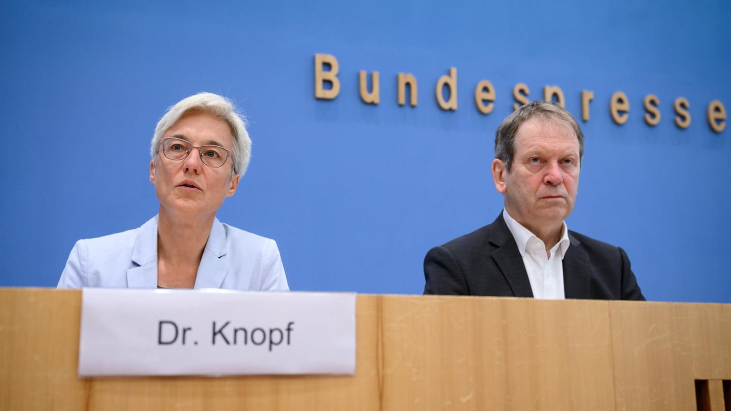 Hans-Martin Henning (r), Vorsitzender vom Expertenrat für Klimafragen (ERK), und Brigitte Knopf, stellvertretende Vorsitzende vom Expertenrat für Klimafragen, stellen in der Bundespressekonferenz die Stellungnahme des Expertenrats zum Klimaschutzprogramm 2023 vor