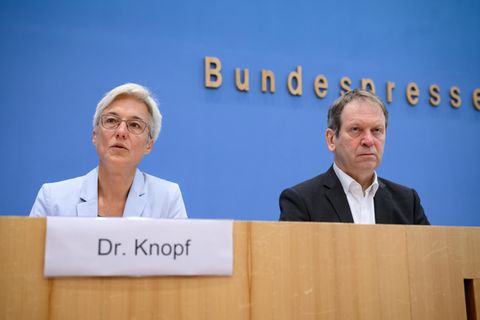 Hans-Martin Henning (r), Vorsitzender vom Expertenrat für Klimafragen (ERK), und Brigitte Knopf, stellvertretende Vorsitzende vom Expertenrat für Klimafragen, stellen in der Bundespressekonferenz die Stellungnahme des Expertenrats zum Klimaschutzprogramm 2023 vor