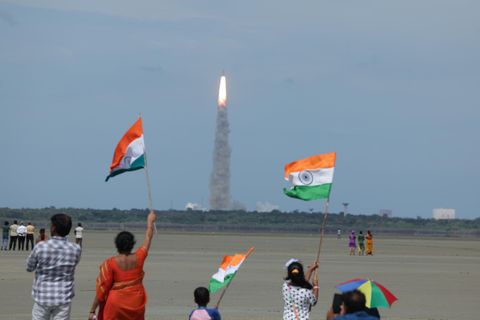 Menschen bejubeln den Start des indischen Landers Chandrayaan-3