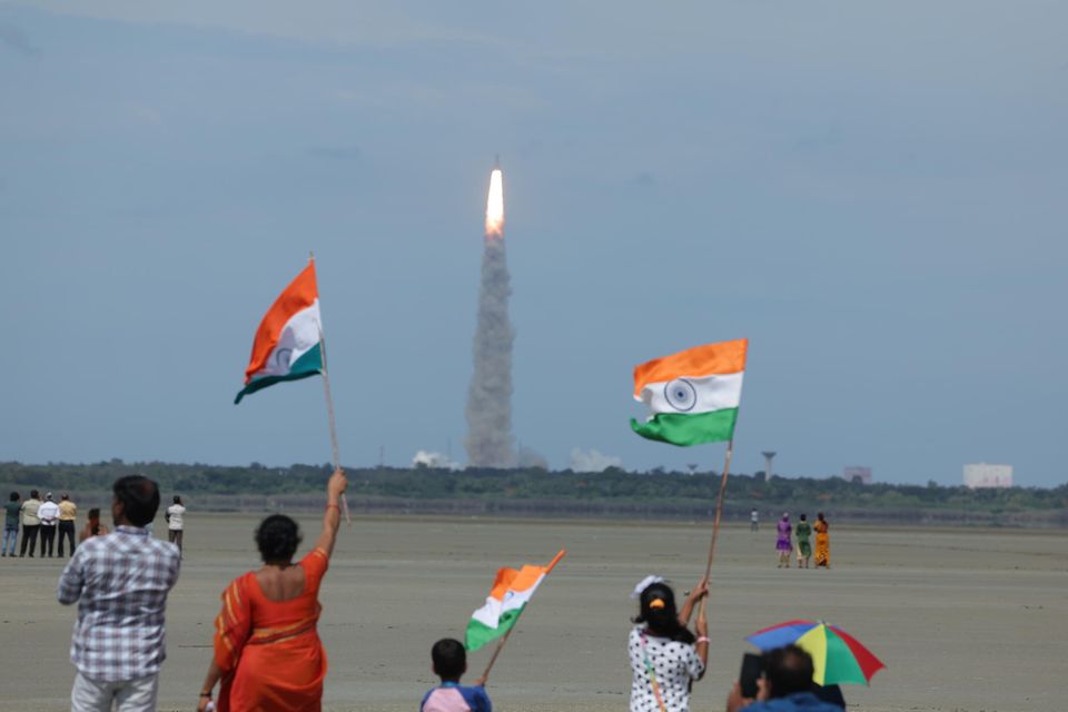 Menschen bejubeln den Start des indischen Landers Chandrayaan-3  1.5004