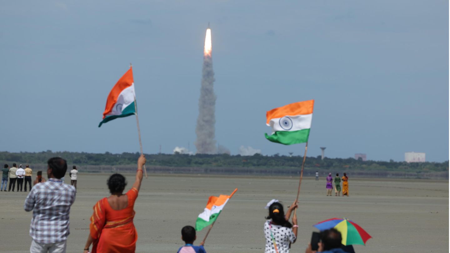 Menschen bejubeln den Start des indischen Landers Chandrayaan-3