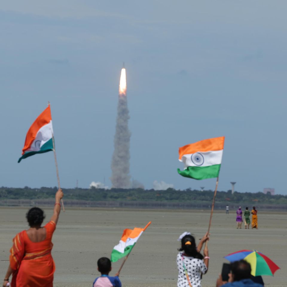 Menschen bejubeln den Start des indischen Landers Chandrayaan-3