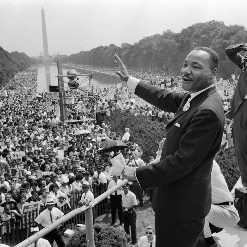 Martin Luther King Jr. winkt den Demonstrierenden zu, die sich zwischen Lincoln Memorial und dem Obelisken des Washington Monument drängen. Eine Viertelmillion Menschen sind dem Aufruf des charismatischen 34-jährigen Anführers der Bürgerrechtsbewegung gefolgt