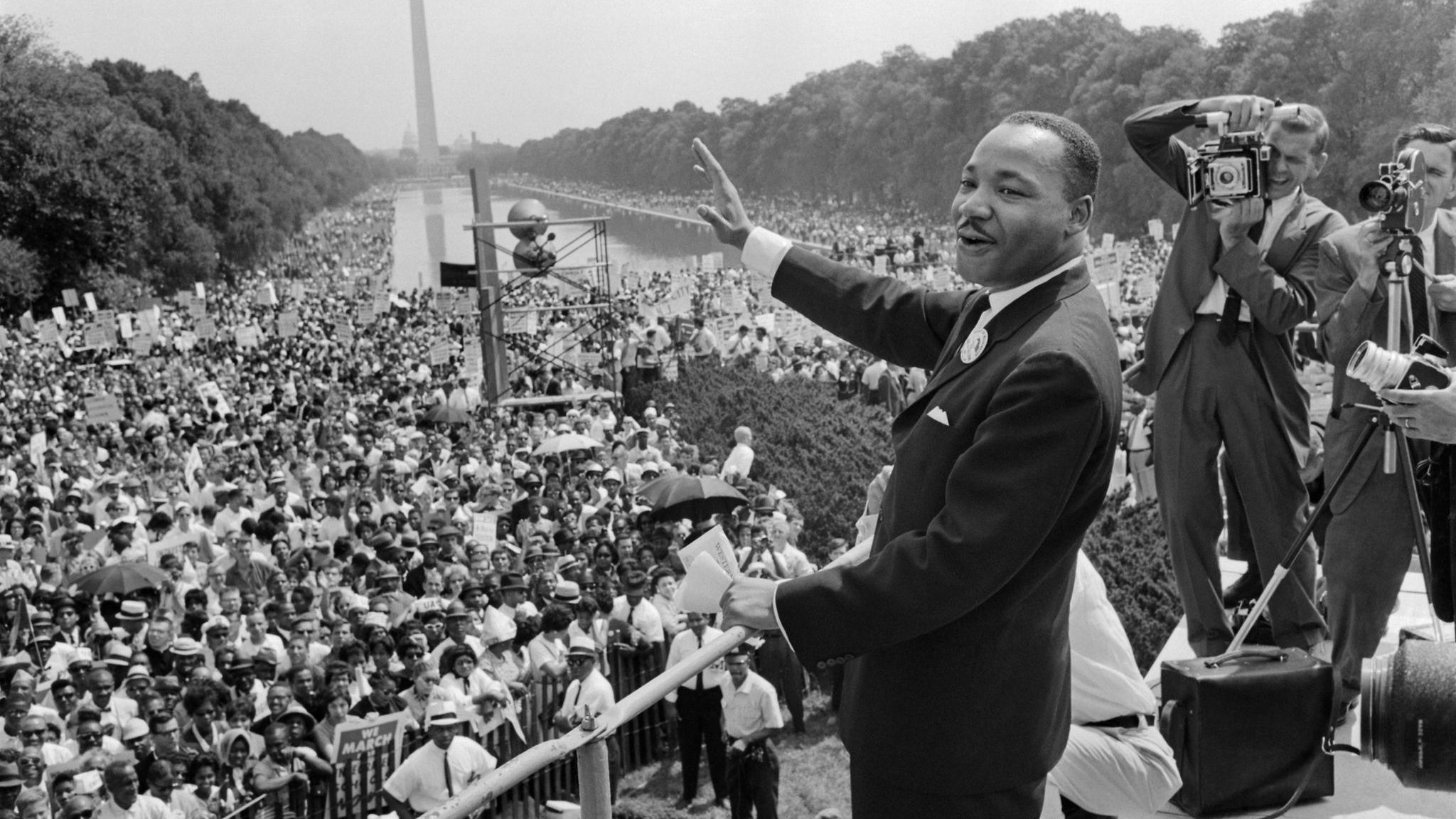 Martin Luther King Jr. winkt den Demonstrierenden zu, die sich zwischen Lincoln Memorial und dem Obelisken des Washington Monument drängen. Eine Viertelmillion Menschen sind dem Aufruf des charismatischen 34-jährigen Anführers der Bürgerrechtsbewegung gefolgt