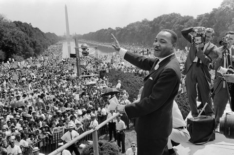 Martin Luther King Jr. winkt den Demonstrierenden zu, die sich zwischen Lincoln Memorial und dem Obelisken des Washington Monument drängen. Eine Viertelmillion Menschen sind dem Aufruf des charismatischen 34-jährigen Anführers der Bürgerrechtsbewegung gefolgt