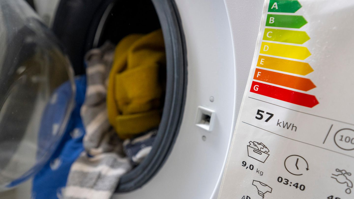 Beim Thema Energiesparen bei Haushaltsgeräten wie Wasch- und Spülmaschinen klaffen Wunsch und Wirklichkeit einer Umfrage zufolge offenbar weit auseinander