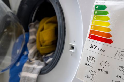 Beim Thema Energiesparen bei Haushaltsgeräten wie Wasch- und Spülmaschinen klaffen Wunsch und Wirklichkeit einer Umfrage zufolge offenbar weit auseinander