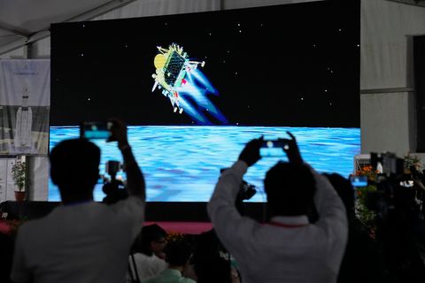 Menschen verfolgen die Live-Übertragung der Landung der Sonde "Chandrayaan-3" auf dem Mond