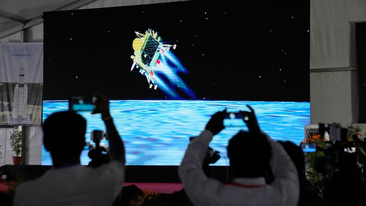 Menschen verfolgen die Live-Übertragung der Landung der Sonde "Chandrayaan-3" auf dem Mond