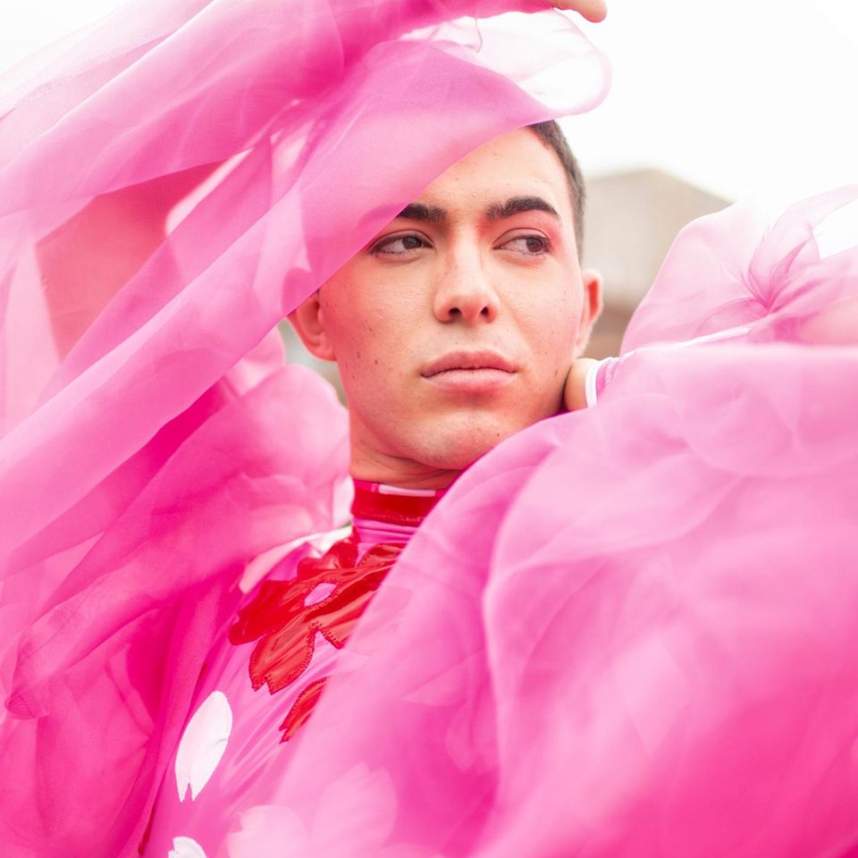 Elias (hier 2021) genoss bereits als Kind die Freiheit, sich weiblich zu kleiden. Auch heute zieht er gelegentlich Kleider an