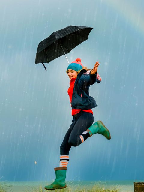 Sich belastenden Gedanken und Gefühlen neu und auf andere Weise zuzuwenden, ist ein Kerngedanke von MBCT. Rückfälle in ein neuerliches Tief sollen so vermieden werden 