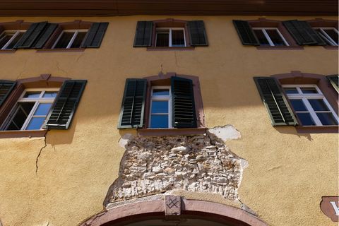 Seit für eine Geothermieanlage gebohrt wurde, kämpft Staufen im Breisgau mit den Folgen: Risse ziehen sich durch Hauswände, der Putz bröckelt. Mit der nun diskutierten Tiefengeothermie habe das Projekt jedoch nichts gemein, sagt Experte Brasse