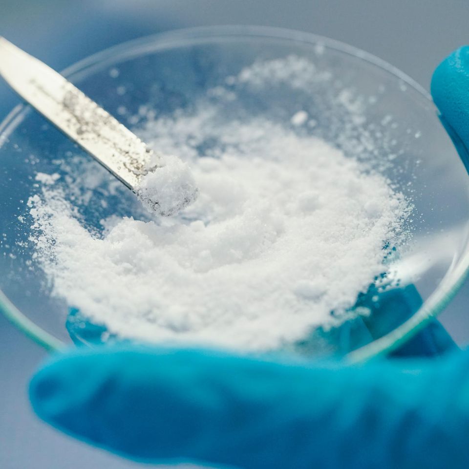Heiß begehrter Rohstoff: Eine Mitarbeiterin von Vulcan Energy hält eine Glasschale mit Lithiumchlorid in den Händen