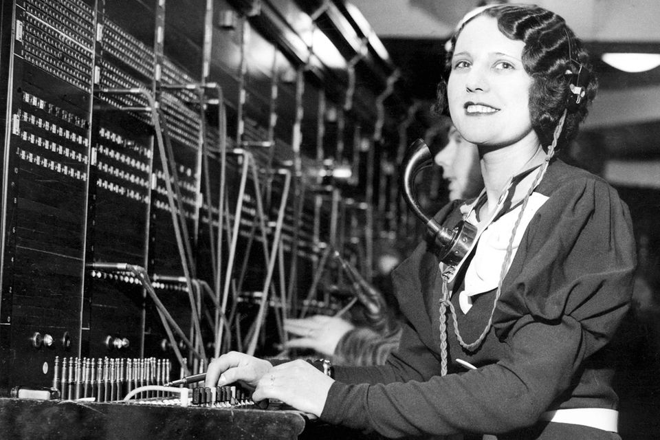 Kommunikation längst vergangener Tage: eine Telefonistin in den 1920er-Jahren