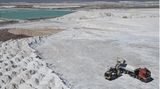 97 Prozent des an die Erdoberfläche gepumpten Salzwassers verdunstet in den Becken. Zwar ist dieses Wasser nicht trinkbar und stellt per se keine wichtige Ressource für die lokale Bevölkerung dar. Sollte jedoch der Salzwasserspiegel zu weit absinken, könnte Süßwasser nachströmen und sich mit dem Salzwasser mischen, gibt die Bundesanstalt für Geowissenschaften und Rohstoffe zu bedenken. Bereits jetzt klagen Umweltschützer und indigene Gruppen über austrocknende Flüsse und versiegende Wasserquellen. Bergbauunternehmen halten dagegen: Die salzhaltigen Reservoirs, die man anzapfe, seien abgetrennt von anderen Grundwasservorkommen, argumentieren sie. Die Lithiumförderung habe daher keinen Einfluss auf Trinkwasserquellen. Jedoch benötigt auch die chemische Aufbereitung Süßwasser: laut Angaben des chilenischen Konzerns SQM etwa 173 Liter pro Kilogramm Lithiumcarbonat.