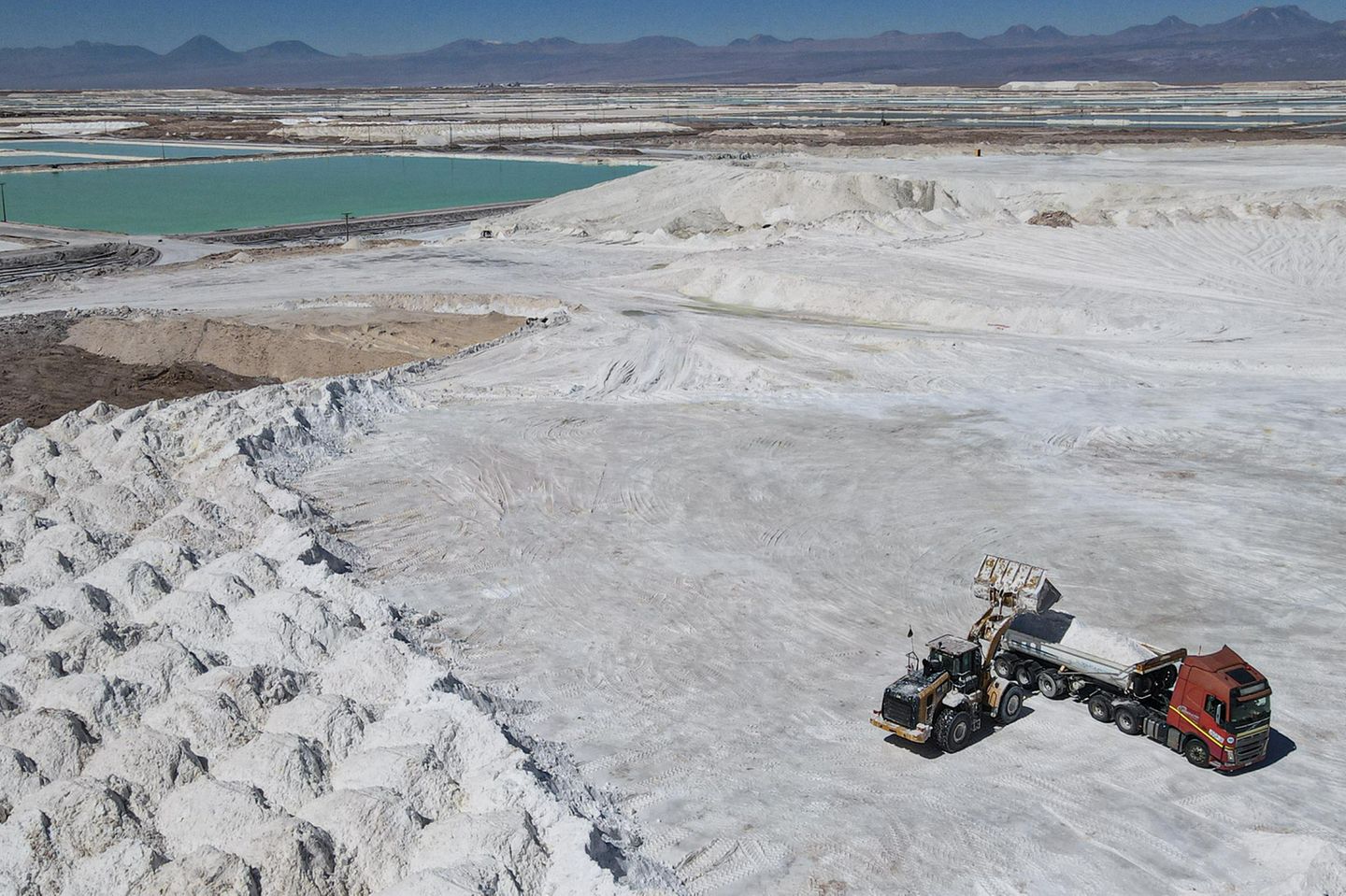 Streitfrage Wasser 97 Prozent des an die Erdoberfläche gepumpten Salzwassers verdunstet in den Becken. Zwar ist dieses Wasser nicht trinkbar und stellt per se keine wichtige Ressource für die lokale Bevölkerung dar. Sollte jedoch der Salzwasserspiegel zu weit absinken, könnte Süßwasser nachströmen und sich mit dem Salzwasser mischen, gibt die Bundesanstalt für Geowissenschaften und Rohstoffe zu bedenken. Bereits jetzt klagen Umweltschützer und indigene Gruppen über austrocknende Flüsse und versiegende Wasserquellen. Bergbauunternehmen halten dagegen: Die salzhaltigen Reservoirs, die man anzapfe, seien abgetrennt von anderen Grundwasservorkommen, argumentieren sie. Die Lithiumförderung habe daher keinen Einfluss auf Trinkwasserquellen. Jedoch benötigt auch die chemische Aufbereitung Süßwasser: laut Angaben des chilenischen Konzerns SQM etwa 173 Liter pro Kilogramm Lithiumcarbonat.