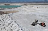 97 Prozent des an die Erdoberfläche gepumpten Salzwassers verdunstet in den Becken. Zwar ist dieses Wasser nicht trinkbar und stellt per se keine wichtige Ressource für die lokale Bevölkerung dar. Sollte jedoch der Salzwasserspiegel zu weit absinken, könnte Süßwasser nachströmen und sich mit dem Salzwasser mischen, gibt die Bundesanstalt für Geowissenschaften und Rohstoffe zu bedenken. Bereits jetzt klagen Umweltschützer und indigene Gruppen über austrocknende Flüsse und versiegende Wasserquellen. Bergbauunternehmen halten dagegen: Die salzhaltigen Reservoirs, die man anzapfe, seien abgetrennt von anderen Grundwasservorkommen, argumentieren sie. Die Lithiumförderung habe daher keinen Einfluss auf Trinkwasserquellen. Jedoch benötigt auch die chemische Aufbereitung Süßwasser: laut Angaben des chilenischen Konzerns SQM etwa 173 Liter pro Kilogramm Lithiumcarbonat.