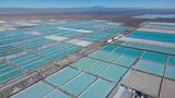 Im Salar de Atacama, der über 3000 Quadratkilometer großen Salzwüste im Osten Chiles, wird ein Rohstoff gewonnen, den die Welt braucht: für Smartphones und Laptops, E-Autos und Stromspeicher. Bergbauunternehmen pumpen lithiumchloridhaltige Sole aus unterirdischen Reservoirs an die Erdoberfläche, leiten sie in fußballfeldgroße Becken und setzen sie dort der Sonne aus. Das Wasser verdunstet und nach mehreren Monaten enthält die Sole etwa sechs Prozent Lithium. Mit einer chemischen Anlage gewinnen Arbeiter Lithiumcarbonat aus dem Gemisch: ein weißes Pulver, das zu Lithiumhydroxid weiterverarbeitet und für die Herstellung von Lithium-Ionen-Akkus exportiert wird.