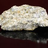 Insgesamt 23 Probebohrungen in bis zu 400 Meter Tiefe haben ergeben: An der deutsch-tschechischen Grenze, unter dem Kamm des Erzgebirges,  liegt eines der größten Lithiumvorkommen Europas. Bis zu 1,6 Prozent Lithium stecke in den Gesteinsschichten, schreibt das Sächsische Oberbergamt, ein vergleichsweise hoher Wert.