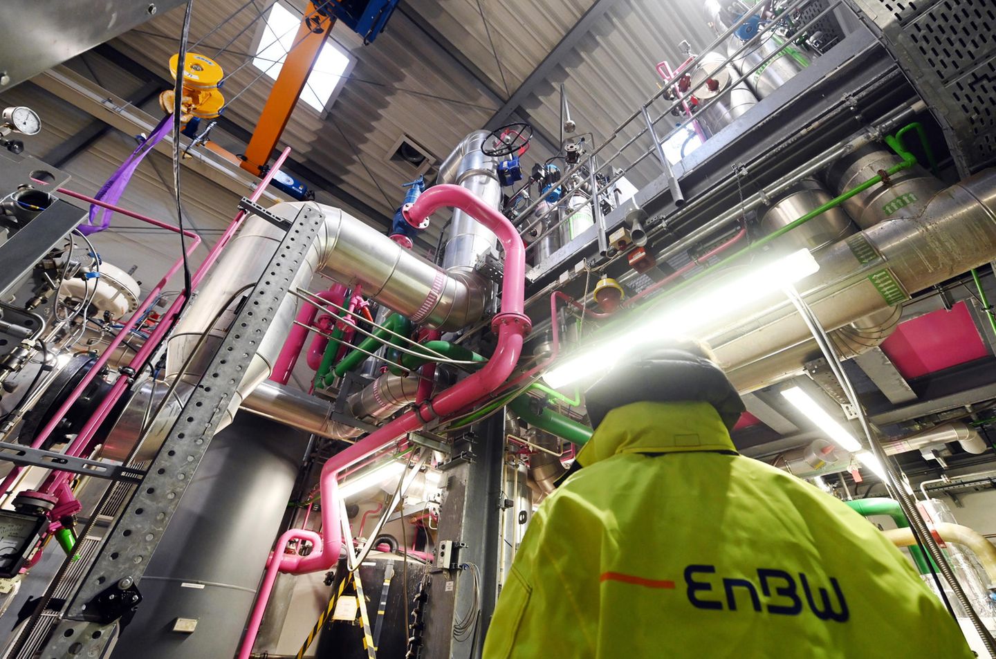 Auch in Deutschland gibt es Lithium, etwa in Thermalwässern in 3000 Meter Tiefe. Neun Tiefengeothermiekraftwerke pumpen diese Thermalwässer seit Jahren an die Erdoberfläche, produzieren Strom und gewinnen Wärme, die sie in Haushalte und Industrieanlagen in der Region leiten. In einer Pilotanlage in Bruchsal fördert das Stromversorgungsunternehmen EnBW bereits kleine Mengen Lithium. Das im Kraftwerk zirkulierende Thermalwasser wird durch einen Sorbenten geleitet: einer Art Filter, der einen Großteil der Lithiumionen an der Erdoberfläche hält, alle anderen im Wasser gelösten Stoffe aber zurück in die Tiefe strömen lässt.