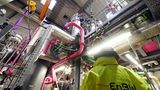 Auch in Deutschland gibt es Lithium, etwa in Thermalwässern in 3000 Meter Tiefe. Neun Tiefengeothermiekraftwerke pumpen diese Thermalwässer seit Jahren an die Erdoberfläche, produzieren Strom und gewinnen Wärme, die sie in Haushalte und Industrieanlagen in der Region leiten. In einer Pilotanlage in Bruchsal fördert das Stromversorgungsunternehmen EnBW bereits kleine Mengen Lithium. Das im Kraftwerk zirkulierende Thermalwasser wird durch einen Sorbenten geleitet: einer Art Filter, der einen Großteil der Lithiumionen an der Erdoberfläche hält, alle anderen im Wasser gelösten Stoffe aber zurück in die Tiefe strömen lässt.