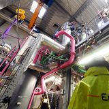 Auch in Deutschland gibt es Lithium, etwa in Thermalwässern in 3000 Meter Tiefe. Neun Tiefengeothermiekraftwerke pumpen diese Thermalwässer seit Jahren an die Erdoberfläche, produzieren Strom und gewinnen Wärme, die sie in Haushalte und Industrieanlagen in der Region leiten. In einer Pilotanlage in Bruchsal fördert das Stromversorgungsunternehmen EnBW bereits kleine Mengen Lithium. Das im Kraftwerk zirkulierende Thermalwasser wird durch einen Sorbenten geleitet: einer Art Filter, der einen Großteil der Lithiumionen an der Erdoberfläche hält, alle anderen im Wasser gelösten Stoffe aber zurück in die Tiefe strömen lässt.