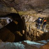 Laut der Deutschen Lithium GmbH, die in der Region Lithium fördern und aufbereiten möchte, schlummern circa 125 000 Tonnen Lithium in der Region Zinnwald. Das weckt auch das Interesse der Politik: Sachsens Wirtschaftsminister Martin Dulig posiert in einem Besucherbergwerk für die Kameras. Bis zur Mitte des 20. Jahrhunderts wurde in den Bergwerken der Region hauptsächlich Erz gewonnen.