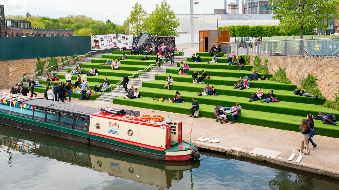 Exzentrische Mode: der King's Cross Bahnhof in London Granary Square Treppen zum Kanal, London