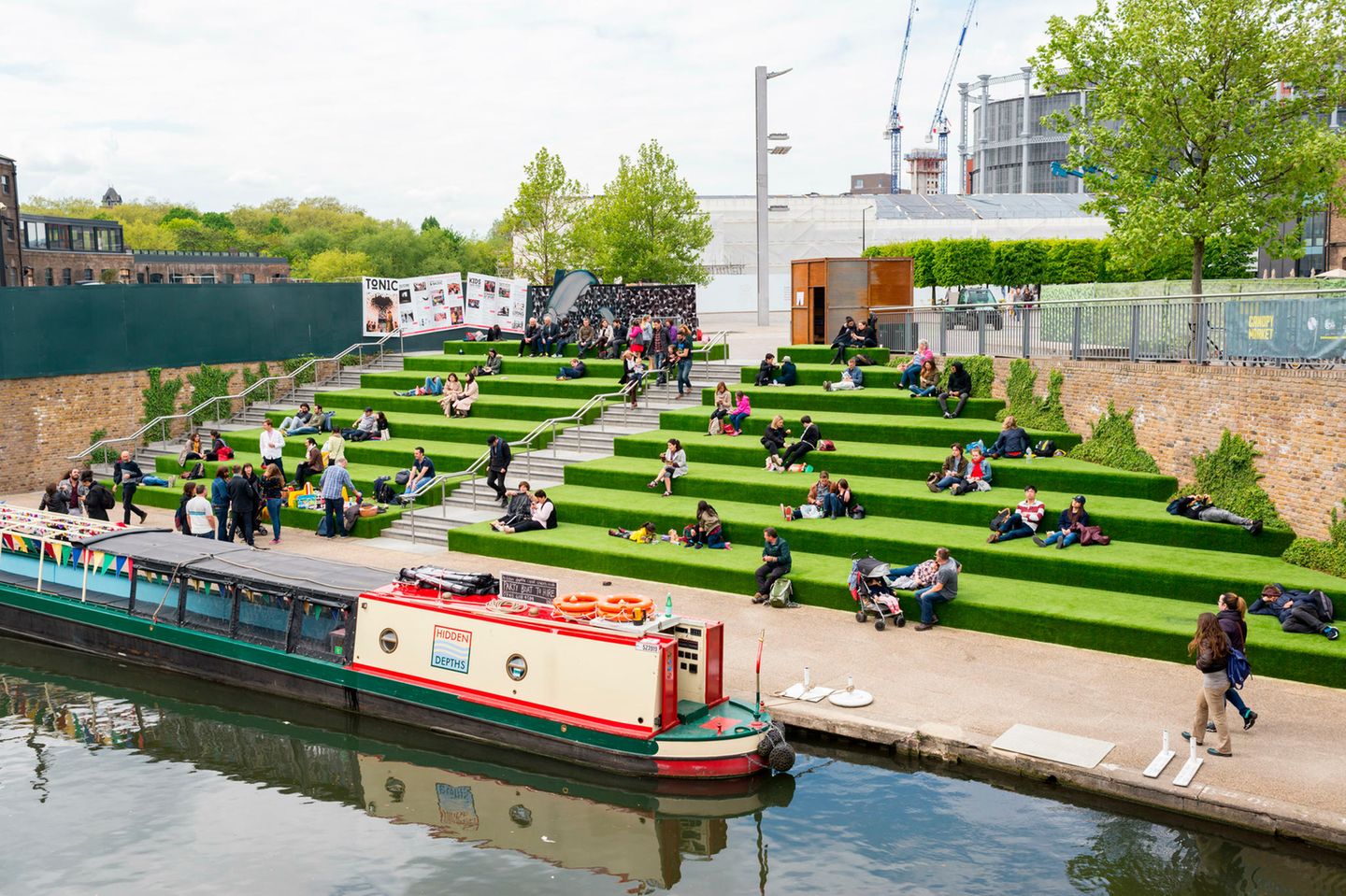 Exzentrische Mode: der King's Cross Bahnhof in London Granary Square Treppen zum Kanal, London