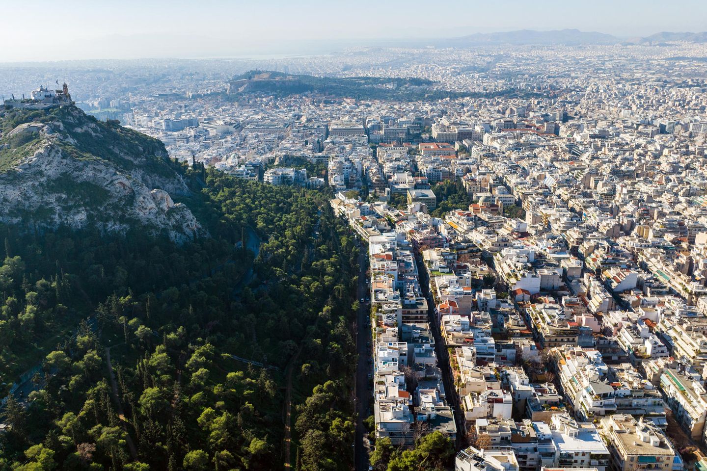 Freiluftkino unter Bäumen: Kolonaki in Athen Kolonaki neighborhood next to Lycabettus hill in Athens, Greece