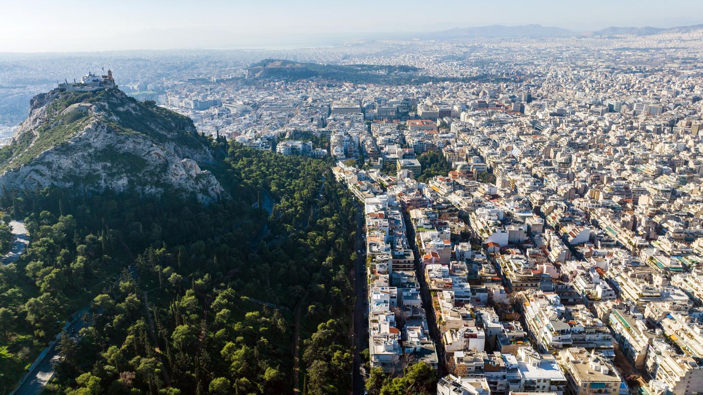 Freiluftkino unter Bäumen: Kolonaki in Athen Kolonaki neighborhood next to Lycabettus hill in Athens, Greece