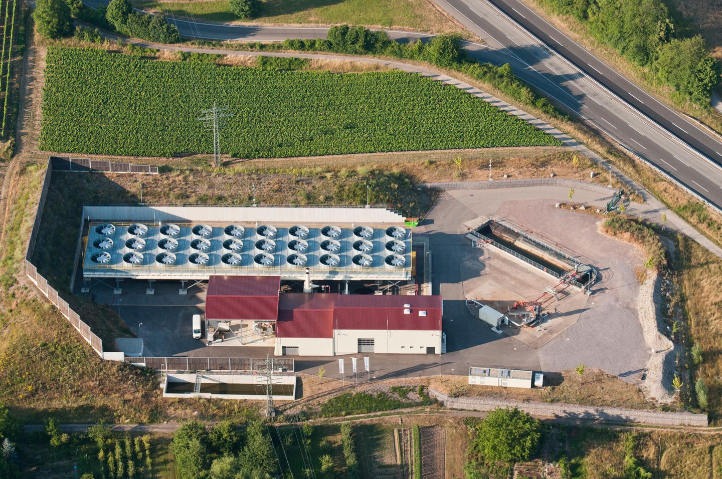 Auf der neuen Fördermethode ruhen große Hoffnungen. Die Energie zur Aufbereitung stammt direkt aus den klimafreundlichen Geothermiekraftwerken, der Wasserverbrauch ist deutlich geringer als etwa in den Salzwüsten Südamerikas. Bereits im Jahr 2026 will das deutsch-australische Unternehmen Vulcan Energy Lithiumhydroxid in kommerziellen Stil gewinnen: Angestrebt ist eine Jahresproduktion von 24.000 Tonnen, genug für circa 600.000 E-Auto-Batterien. Bislang fördert Vulcan Energy lediglich kleine Mengen in einer Pilotanlage im rheinland-pfälzischen Insheim. Woran es hapern könnte, lesen Sie hier.