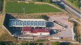 Auf der neuen Fördermethode ruhen große Hoffnungen. Die Energie zur Aufbereitung stammt direkt aus den klimafreundlichen Geothermiekraftwerken, der Wasserverbrauch ist deutlich geringer als etwa in den Salzwüsten Südamerikas. Bereits im Jahr 2026 will das deutsch-australische Unternehmen Vulcan Energy Lithiumhydroxid in kommerziellen Stil gewinnen: Angestrebt ist eine Jahresproduktion von 24.000 Tonnen, genug für circa 600.000 E-Auto-Batterien. Bislang fördert Vulcan Energy lediglich kleine Mengen in einer Pilotanlage im rheinland-pfälzischen Insheim. Woran es hapern könnte, lesen Sie hier.